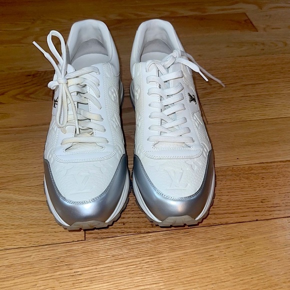 Louis Vuitton - Picture 2 of 4